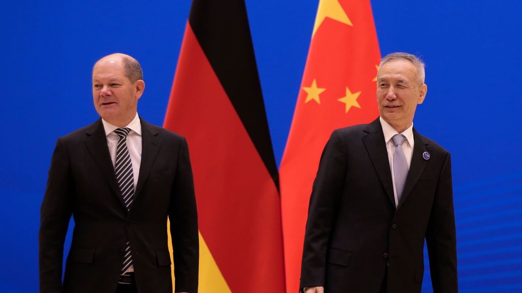 Kanclerz Niemiec Olaf Scholz (z lewej) i wicepremier Chin Liu He (z prawej)