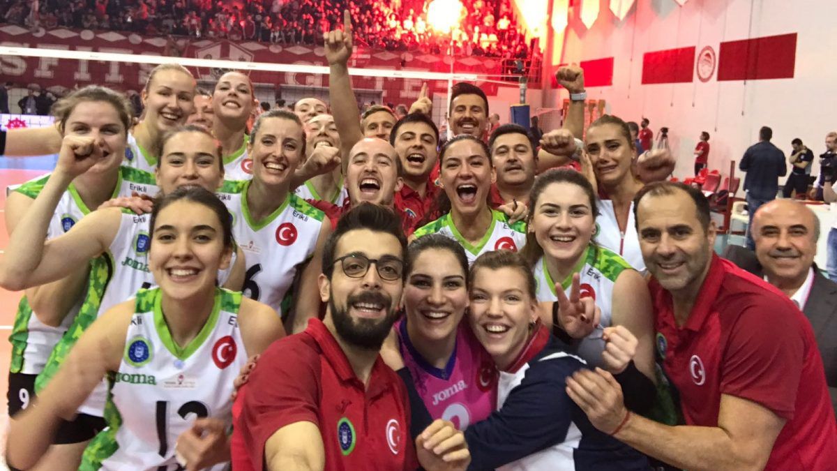 Materiały prasowe / tvf.org.tr / Siatkarki i sztab szkoleniowy Bursy BBSK