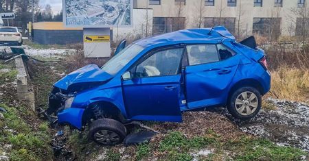 Uderzył w barierki i dachował. W pojeździe urwało się koło