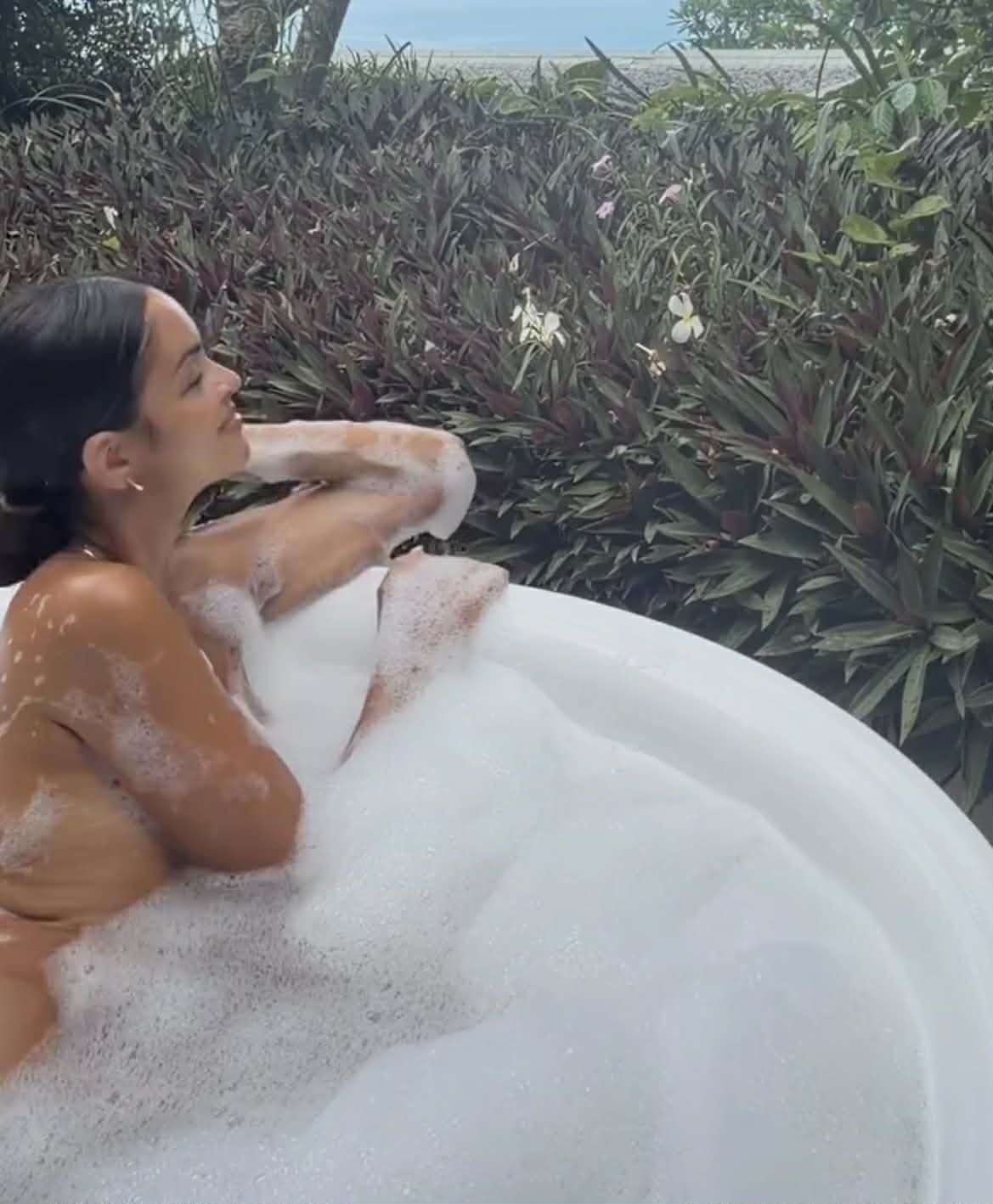 Klaudia El Dursi kąpie się w pianie