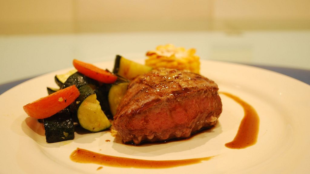 Opiekane steki z wołowiny zrazowej górnej (samo mięso, II klasa mięsa)