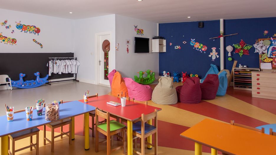 Zasiłek opiekuńczy a żłobki, przedszkola, szkoły. Komu przysługuje? Odpowiedzi na najczęstsze pytania