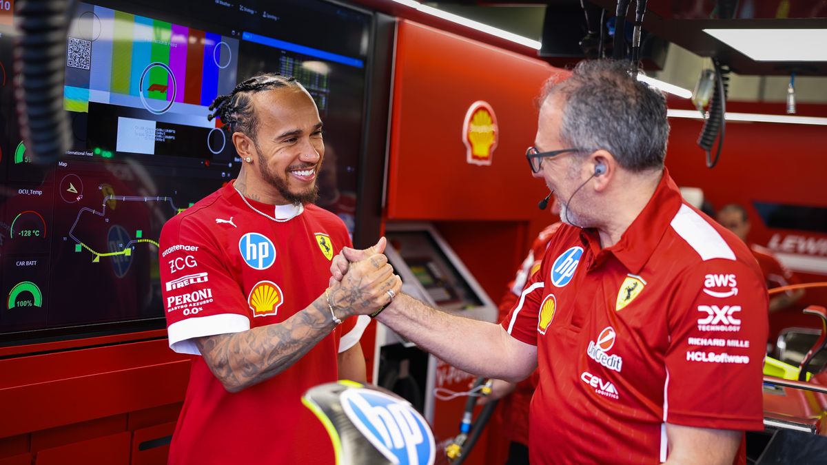 Materiały prasowe / Ferrari / Na zdjęciu: Lewis Hamilton w rozmowie z inżynierem Ferrari  