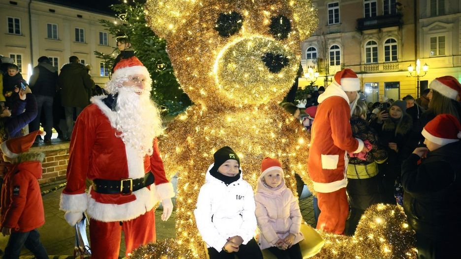 Świąteczna choinka rozświetliła Rynek Trybunalski w Piotrkowie. Tłumy mieszkańców podziwiały nowe iluminacje na starówce