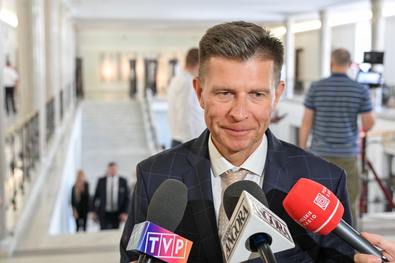 Warszawa, 08.07.2025. Poseł KP Polska 2050-TD Ryszard Petru podczas wypowiedzi na korytarzu Sejmu w Warszawie, 8 bm. w pierwszym dniu posiedzenia izby. (ad) PAP/Radek Pietruszka