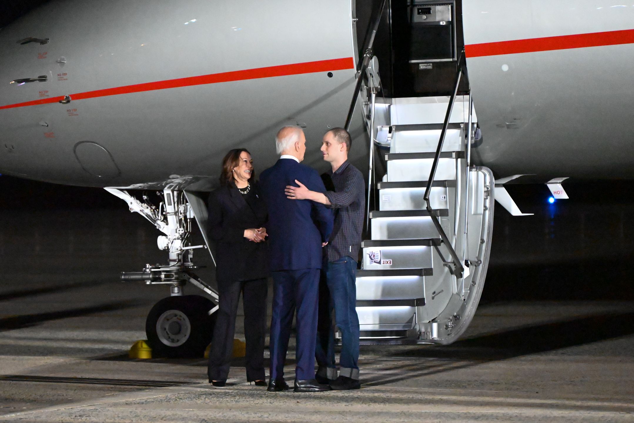 WASHINGTON DC, UNITED STATES - AUGUST 2: US President Joe Biden and Vice President Kamala Harris welcome US prisoners, who have returned to country after Turkiye's National Intelligence Organization (MIT) led a successful prisoner exchange involving seven countries, at the airport in Washington DC, United States on August 2, 2024. (Photo by Kyle Mazza/Anadolu via Getty Images)