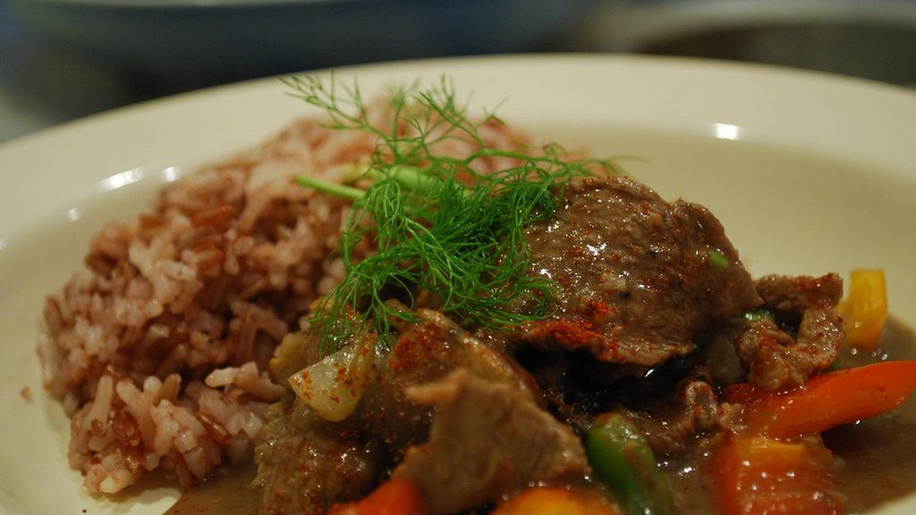 Duszone steki z wołowiny zrazowej dolnej (samo mięso, II klasa mięsa)