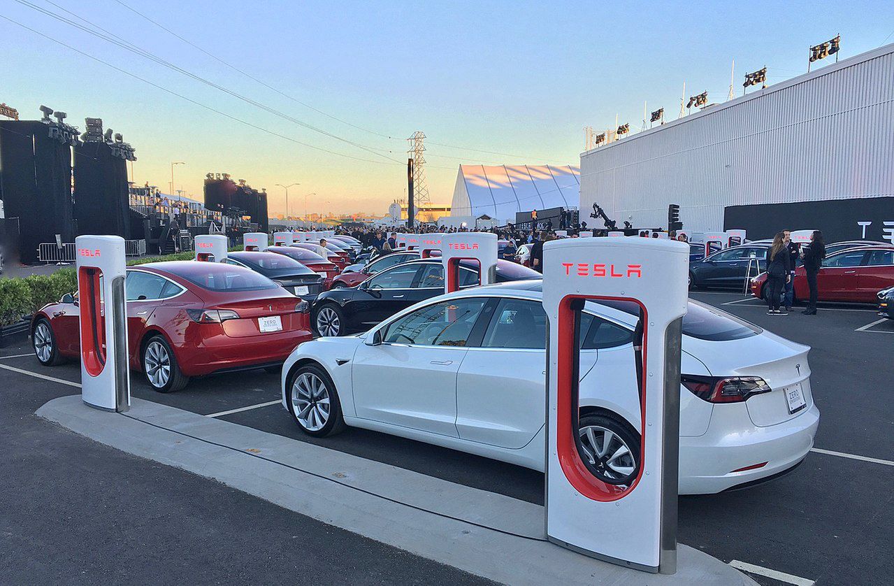 Tesla w tarapatach. 300 tys. aut do wycofania z rynku