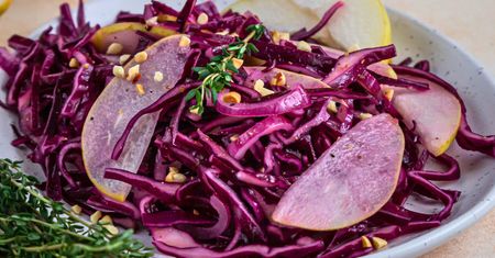 Coleslaw w jesiennym wydaniu. Surówka do obiadu schodzi w każdej ilości
