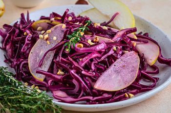 Coleslaw w jesiennym wydaniu. Surówka do obiadu schodzi w każdej ilości
