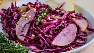 Coleslaw w jesiennym wydaniu. Surówka do obiadu schodzi w każdej ilości