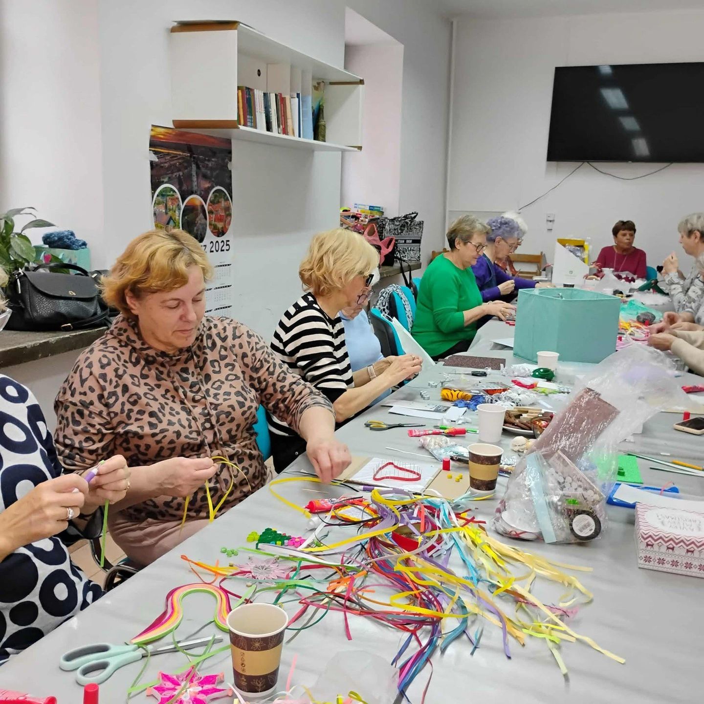 Seniorzy przygotowywali się do akcji już od października. Na zajęciach manualnych własnoręcznie i z własnych materiałów przygotowali prawie 300 ozdób świątecznych.