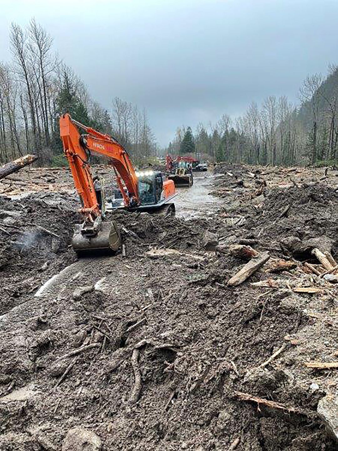 Flooding in British Columbia, Canadaepa09587734 A handout photo made available by the Ministry of Transportation and Infrastructure showing flooding on BC Highway 7 caused by days of rain near Seabird Island, British Columbia, Canada, 16 November 2021 (issued 17 November 2021). One person in reported dead and flooding has caused damage to roads and bridges in western Canada near Vancouver.  EPA/MINISTRY OF TRANSPORTATION AND INFRASTRUCTURE  / HANDOUT  HANDOUT EDITORIAL USE ONLY/NO SALES Dostawca: PAP/EPA.MINISTRY OF TRANSPORTATION AND INFRASTRUCTURE  / HANDOUT
