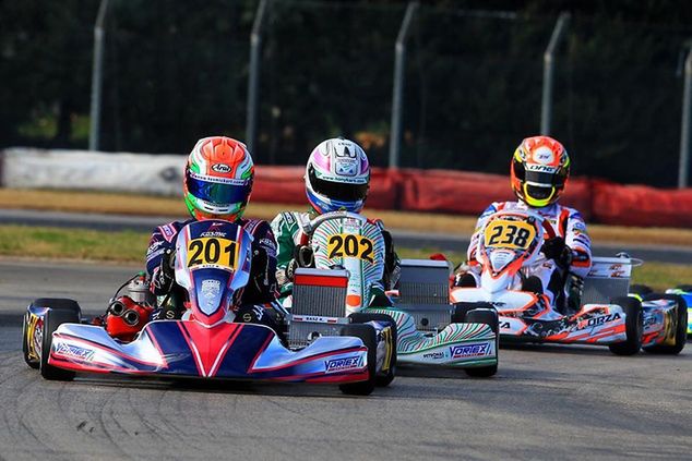 Karol Basz podczas walki na torze z rywalami