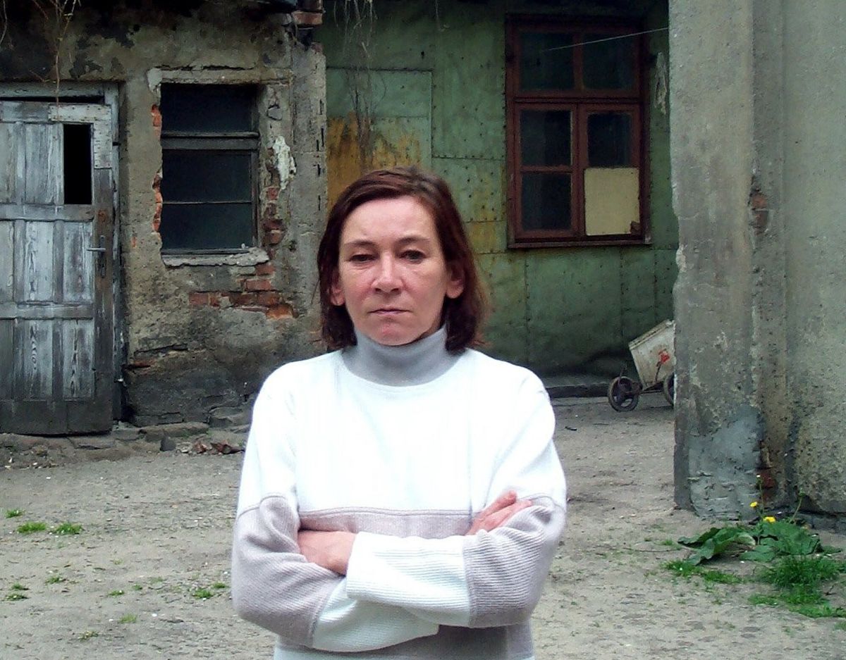 Grażyna Wiśniewska przed swoim domem, rok 2004 
