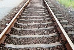 Trzech nastolatków rozkładało kamienie i gałęzie na torach kolejowych
