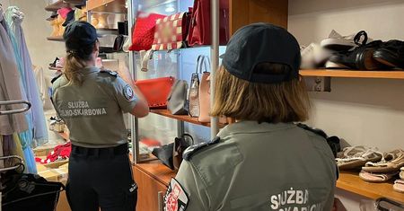 Szok w sklepie. Trefny towar przyjechał, gdy w środku byli celnicy