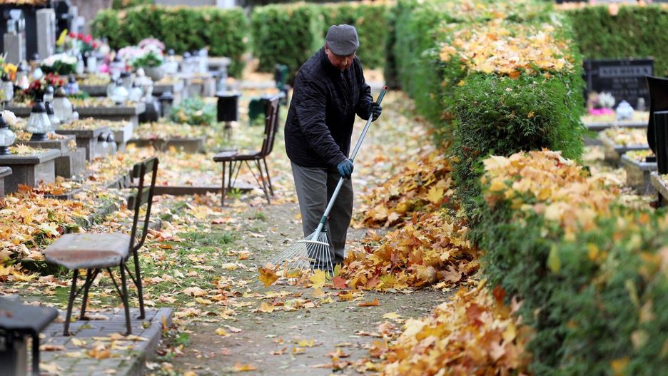 Szczotki w ruch! Rozpoczęło się sprzątanie grobów przed 1.11. Zobacz zdjęcia z cmentarza przy Lipowej w Lublinie.