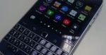 Brązowy i niebieski BlackBerry Classic pozują do zdjęć