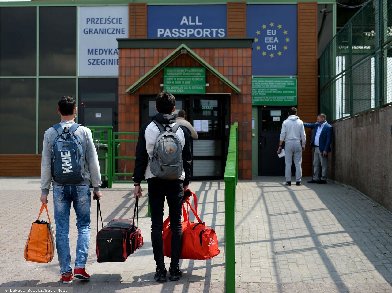 Wszystkie chwyty dozwolone. Ostra walka o obsługę Ukraińców i górę pieniędzy