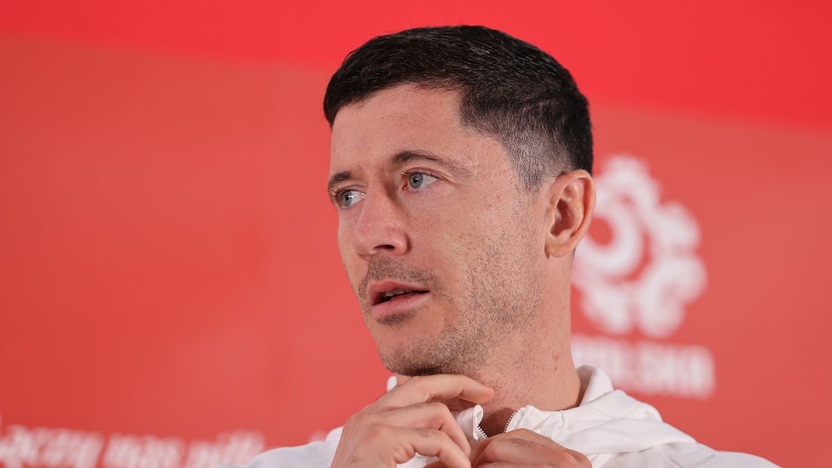 PAP/EPA / TOLGA BOZOGLU / Na zdjęciu: Robert Lewandowski