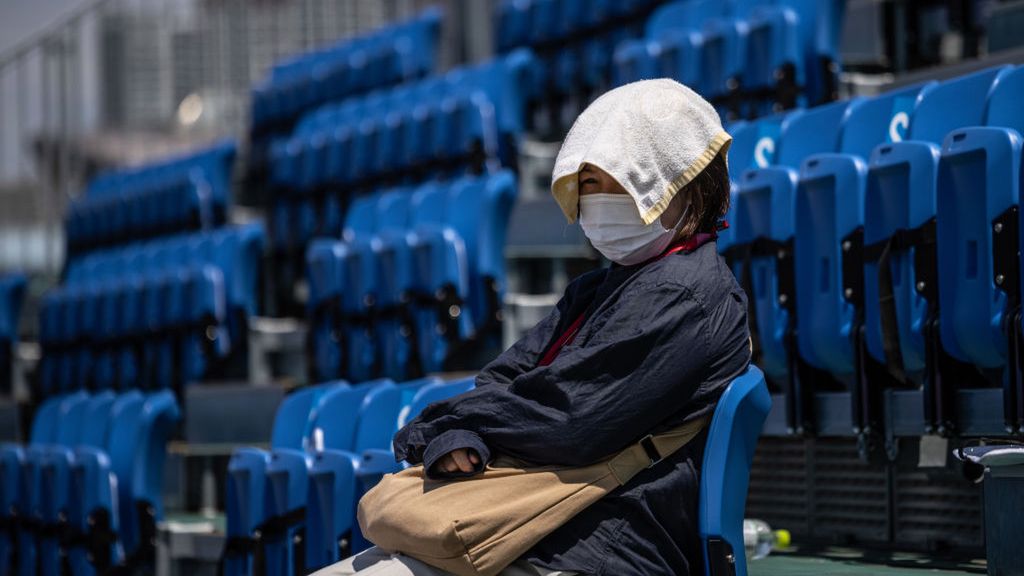 kobieta chroniąca się przed słońcem na IO w Tokio
