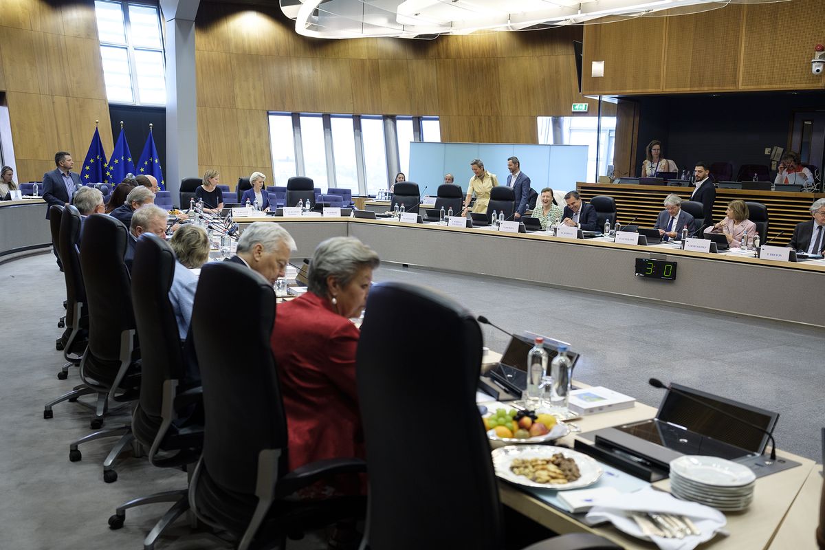 Kolegium komisarzy Unii Europejskiej podjęło decyzję ws. "lex Tusk". (Thierry Monasse/Getty Images)