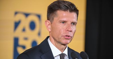 "Spływa to po mnie". Petru wprost o krytyce w partii