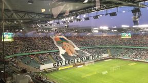 Liga Europy: Legia - Europa FC. Dariusz Mioduski "bohaterem" transparentu. "Czy leci z nami pilot?"
