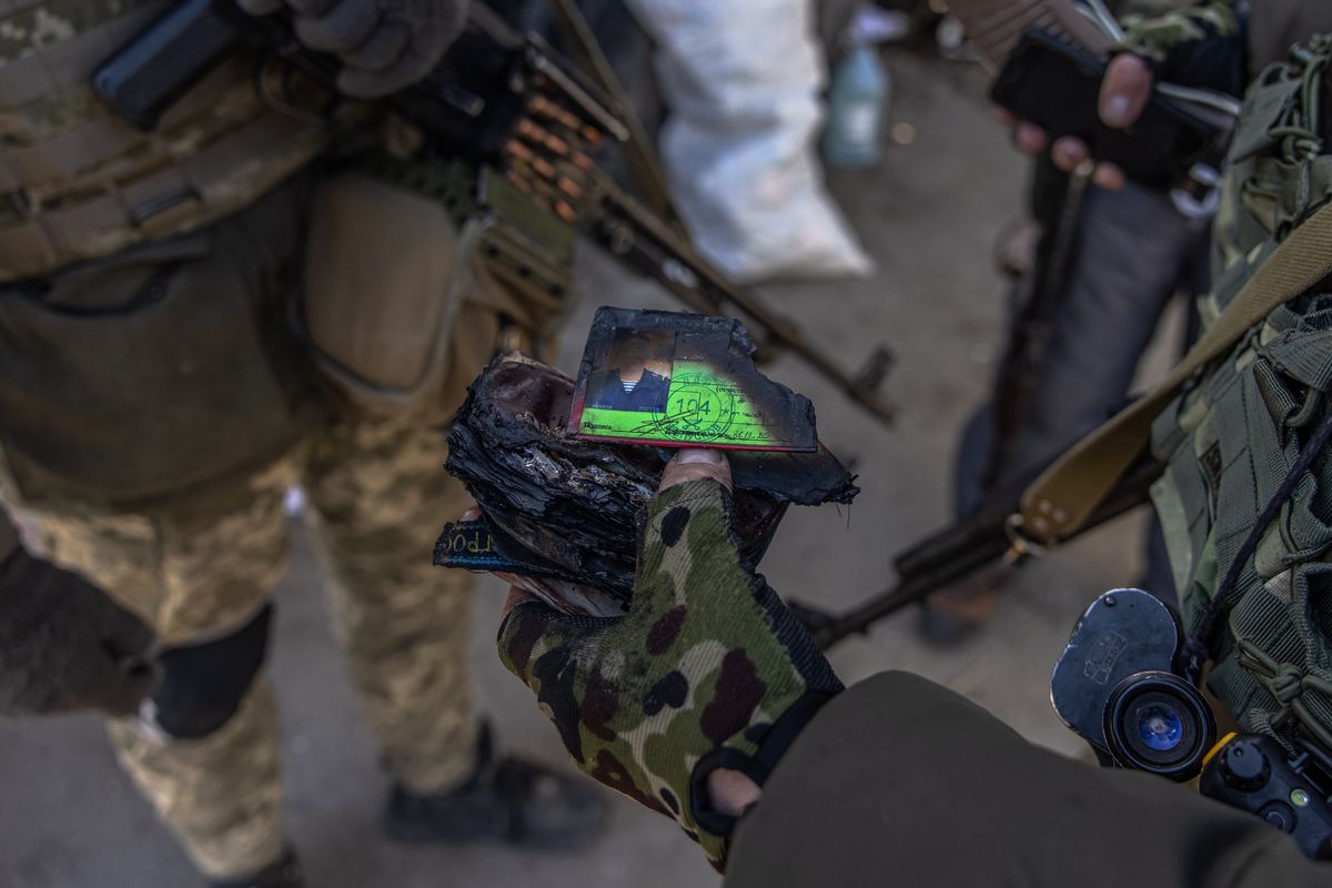 Na zdjęciu nadpalony dokument jednego z rosyjskich żołnierzy znaleziony w Ukrainie 