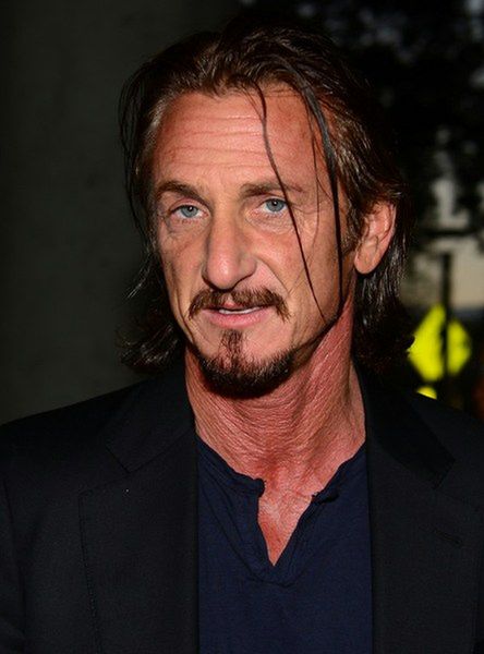 Napakowany Sean Penn zawstydza młodziaków