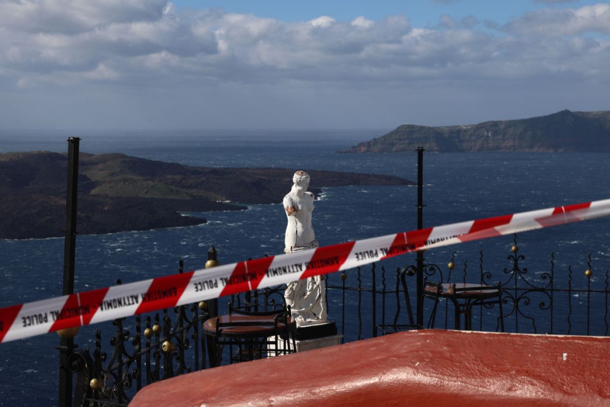 Santorini drży, turyści uciekają. Premier Grecji apeluje o ochronę reputacji wyspy