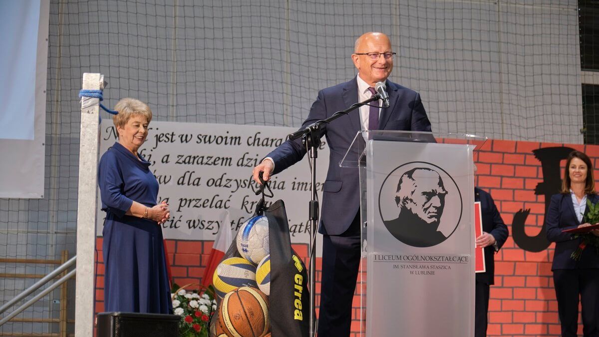 Prezydent Lublina Krzysztof Żuk nie przyszedł z pustymi rękoma na oficjalne oddanie hali spotowej w Staszicu