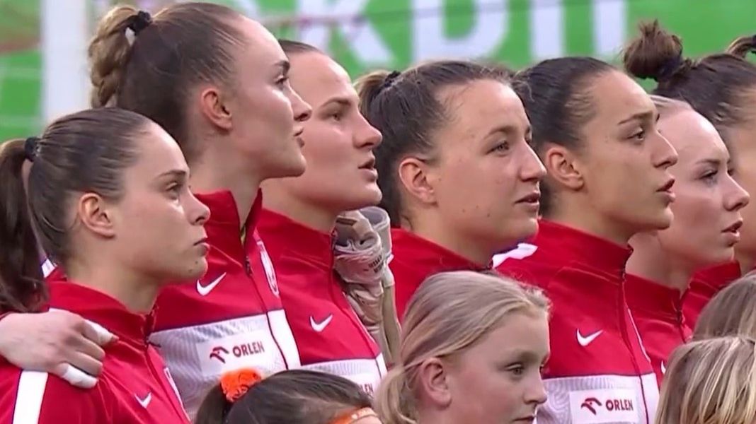 Twitter / Polskie zawodniczki podczas hymnu