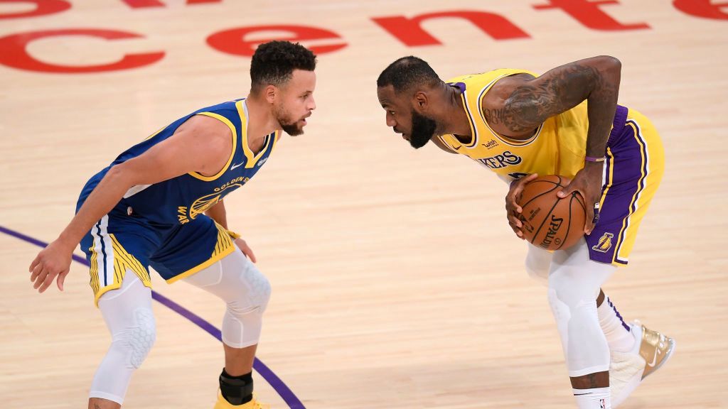 Getty Images / Harry How / Na zdjęciu: Stephen Curry i Lebron James