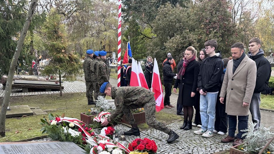 Oddali hołd prezydentowi Kielc Stefanowi Artwińskiemu. Na zdjęciu wiceszef świętokrzyskich Ochotniczych Hufców Pracy - Michał Piasecki z delegacją młodzieży.