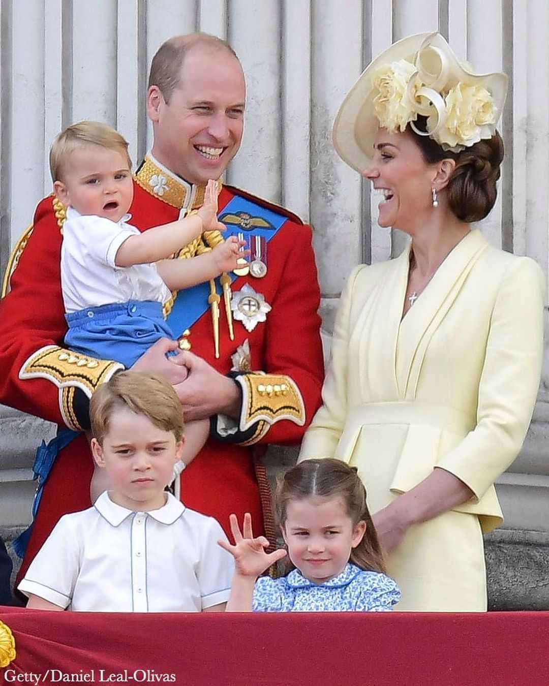 Książę Louis pierwszy raz pojawił się na słynnym balkonie z całą rodziną królewską!