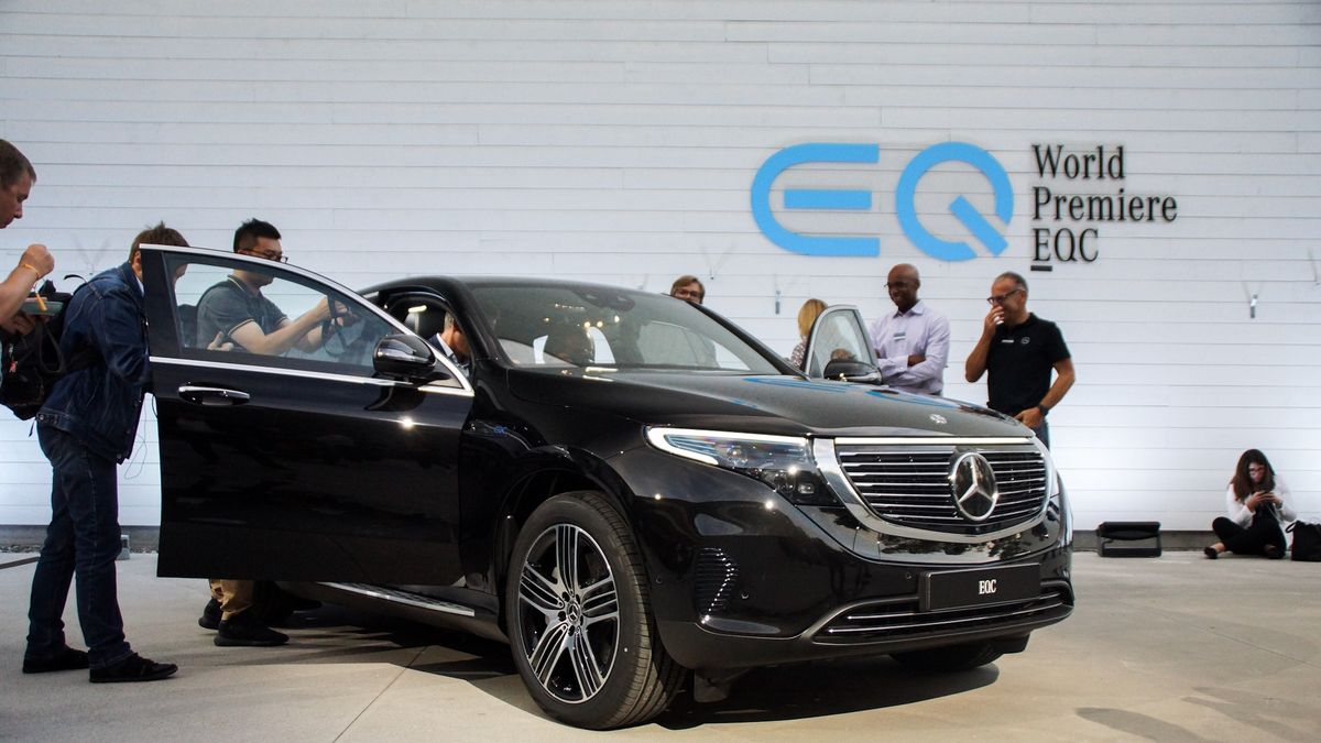 Czarny Mercedes EQC wygląda bardzo dobrze.