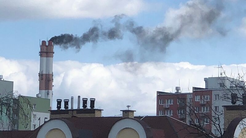 Ciemny dym z komina elektrociepłowni Lublin-Wrotków