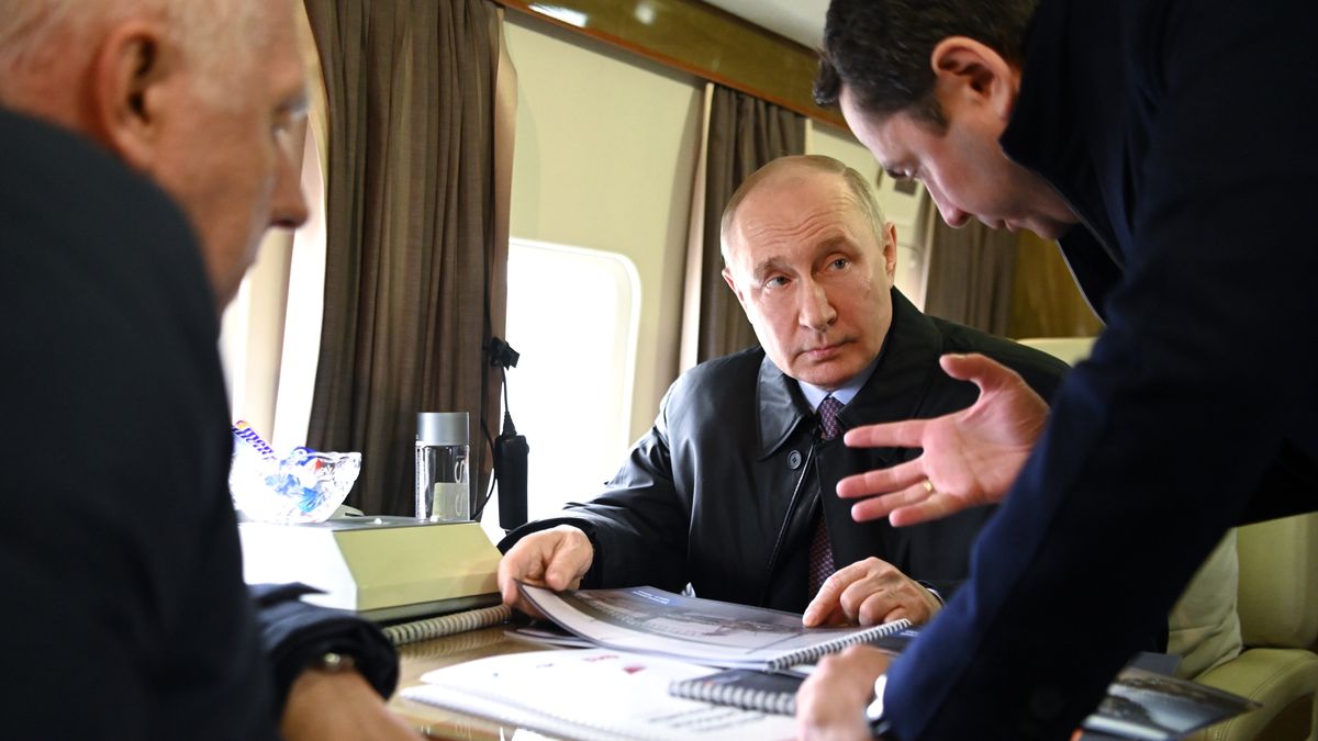 Russian President Vladimir Putin (C) during the flight to the center for the construction of large-tonnage offshore structures (CSCMS) of Novatek-Murmansk company in the village of Belokamenka in the Murmansk region, Russia 20 July 2023. EPA/ALEXANDER KAZAKOV / SPUTNIK / KREMLIN POOL Dostawca: PAP/EPA.