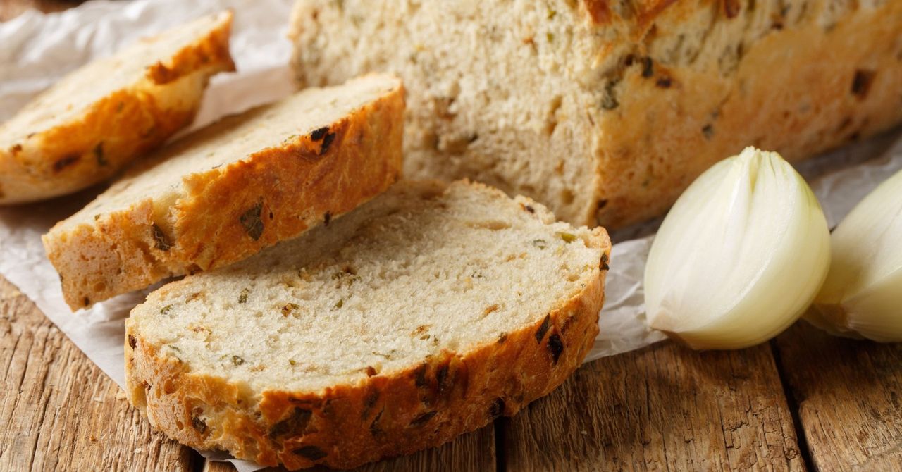 Zagniatam najprostszy chleb cebulowy na drożdżach. Działa lepiej niż aromaterapia!