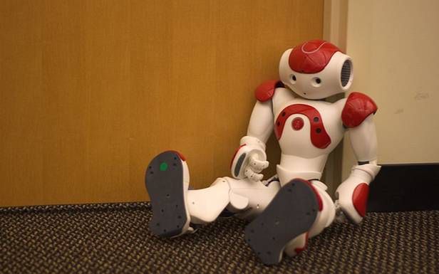 Roboty NAO uczą się i pomagają sobie nawzajem 2
