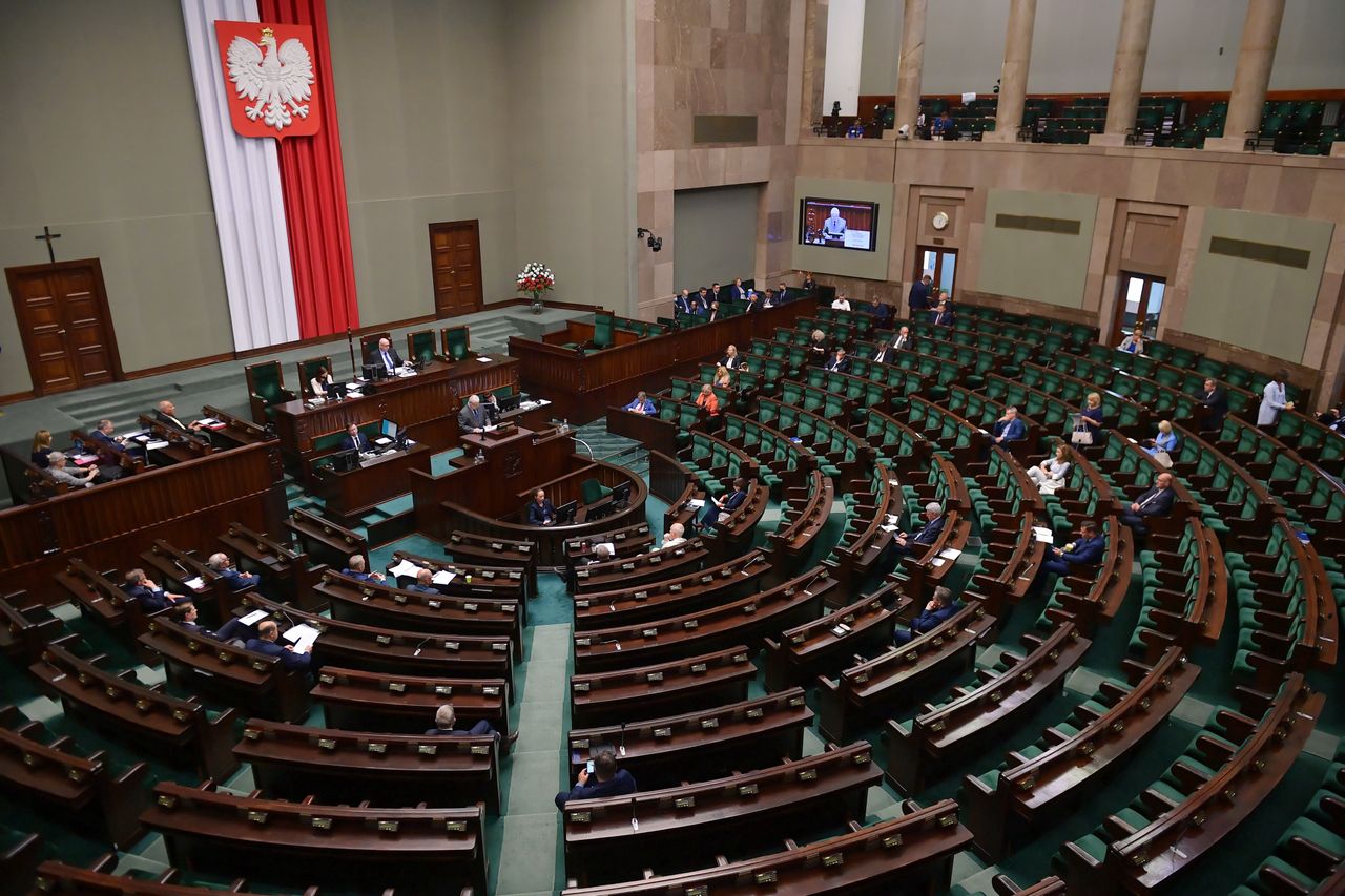 Sondaż IBRIS dla WP. PiS traci poparcie. Hołownia wciąż na podium