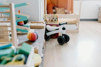 Kącik Rzeczy Używanych przy Rupieciarni w Stalowej Woli z dziecięcymi meblami. Zobacz zdjęcia