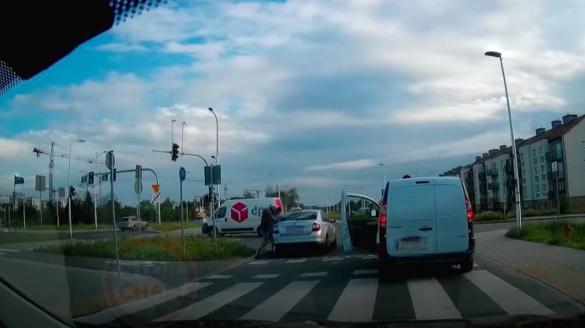 Wrocław. Bójka pieszego z taksówkarzem. Policja nie reaguje
