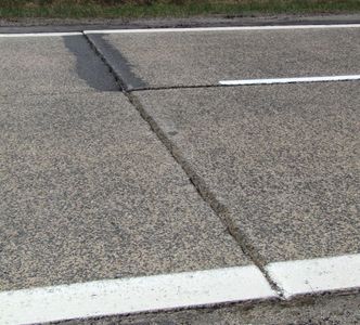 Polska droga hańby. Płyty pamiętające Hitlera, posłużą kierowcom jeszcze kilka lat