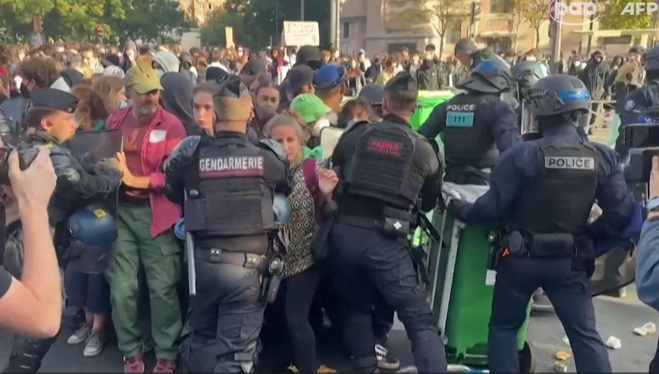 Tłumy na ulicach. We Francji wrze. Policja ruszyła na "żywą blokadę"