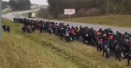 Tłumy maszerują w stronę wschodniej granicy Polski! Będzie gorąco? [VIDEO]