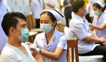 Tajlandia. AstraZeneca vs. chińska szczepionka. Ruszyły szczepienia