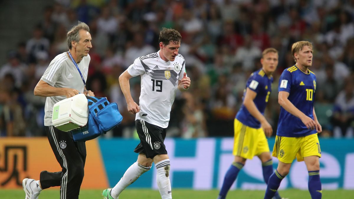 Sebastian Rudy (nr 19) zbiegający z boiska